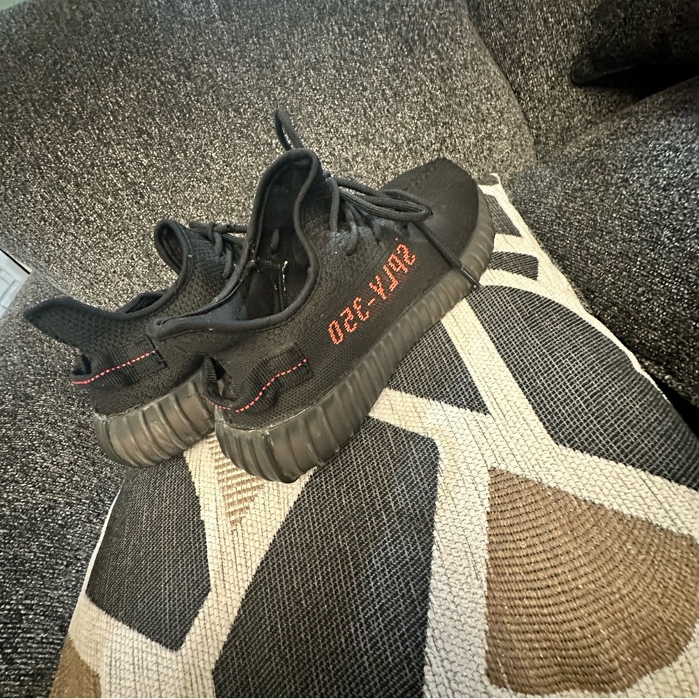 Men’s size 10 Adidas Yeezy Sneakers SPLY-350 Boost V2 Black and Red
